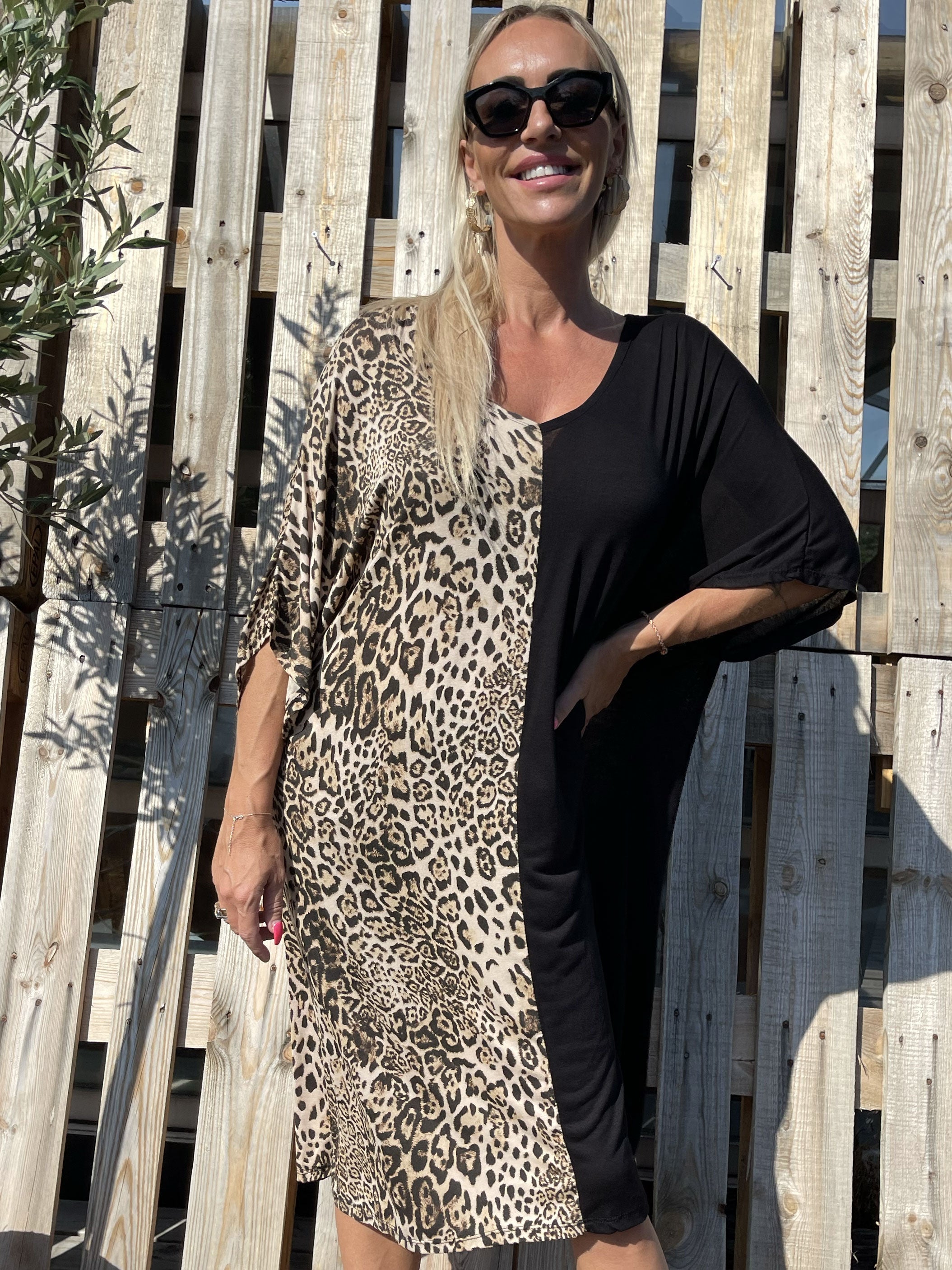 Evie - Svart klänning med leopardmönster